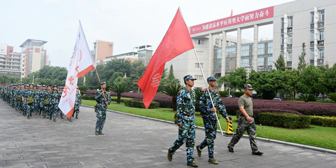 2018級(jí)新生軍訓(xùn)徒步拉練 師旗飄揚(yáng)，青春向黨